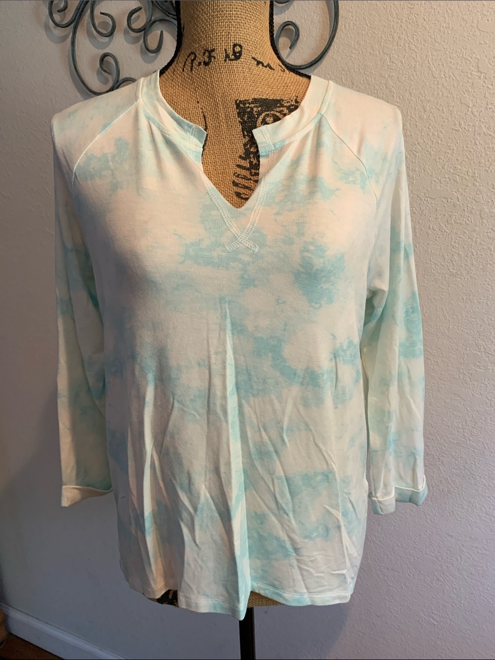 New York & Company Light Blue Tie-Dye V-Notch Long Sleeve Top